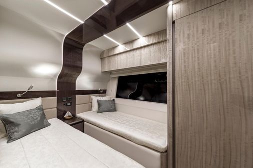 Galeon 700 Skydeck image