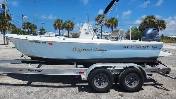Key West 1720 Center Console 
