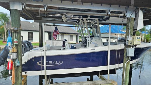 Robalo R242 Center Console 