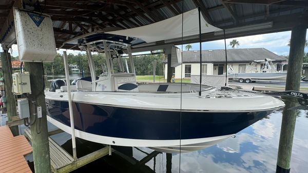 Robalo R242 Center Console 