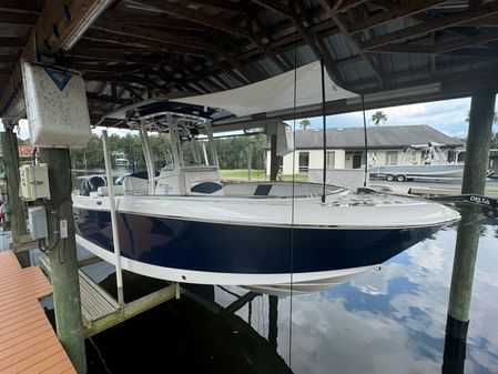 Robalo R242-CENTER-CONSOLE image