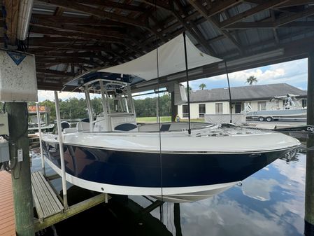 Robalo R242-CENTER-CONSOLE image