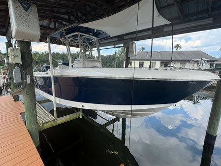 Robalo R242-CENTER-CONSOLE image