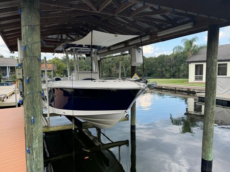 Robalo R242-CENTER-CONSOLE image