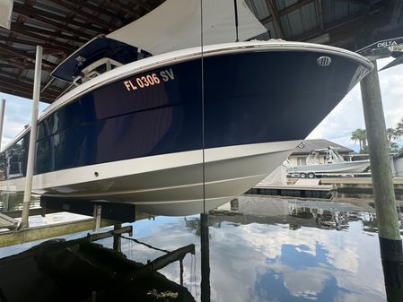 Robalo R242-CENTER-CONSOLE image