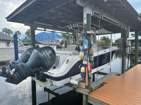 Robalo R242-CENTER-CONSOLE image