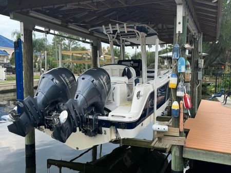 Robalo R242-CENTER-CONSOLE image