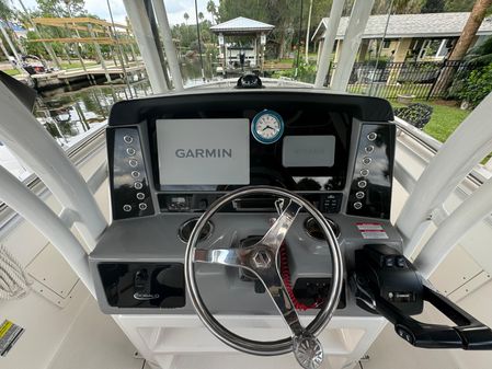 Robalo R242-CENTER-CONSOLE image