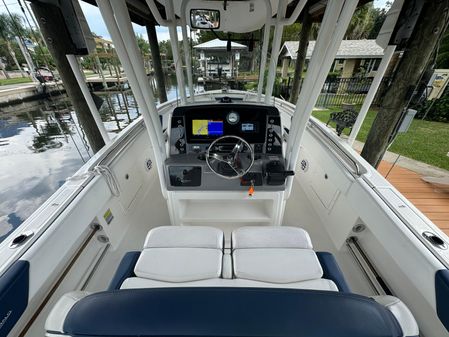 Robalo R242-CENTER-CONSOLE image