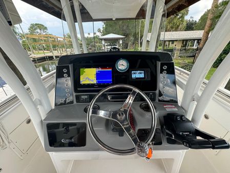 Robalo R242-CENTER-CONSOLE image