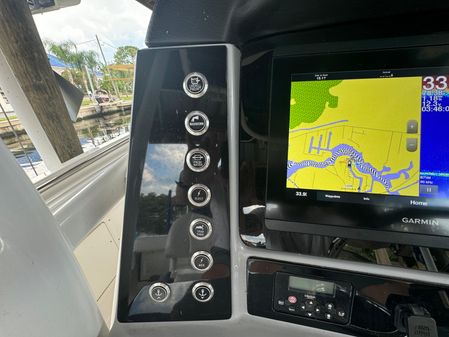 Robalo R242-CENTER-CONSOLE image