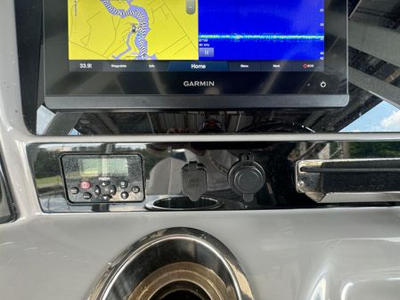 Robalo R242-CENTER-CONSOLE image