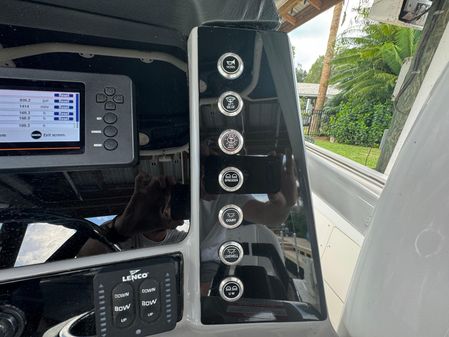 Robalo R242-CENTER-CONSOLE image