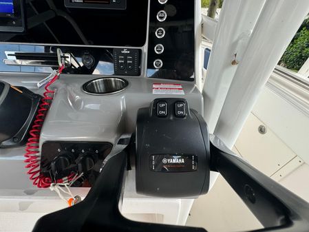 Robalo R242-CENTER-CONSOLE image