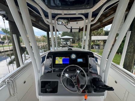 Robalo R242-CENTER-CONSOLE image