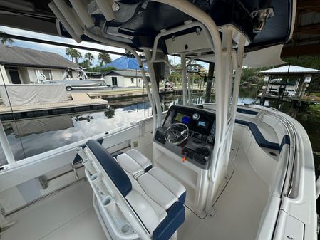 Robalo R242-CENTER-CONSOLE image