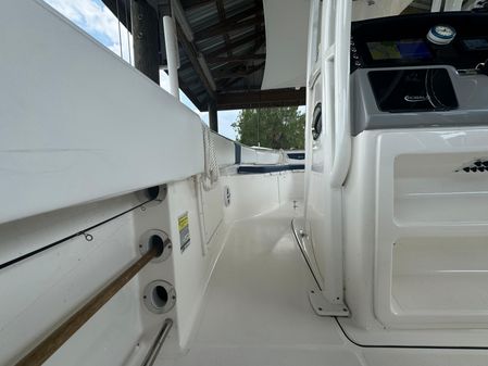 Robalo R242-CENTER-CONSOLE image