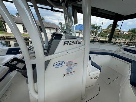 Robalo R242-CENTER-CONSOLE image