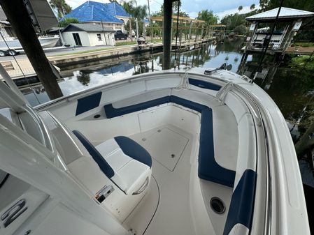 Robalo R242-CENTER-CONSOLE image