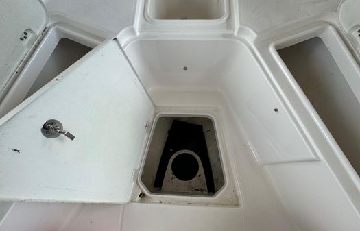 Robalo R242-CENTER-CONSOLE image