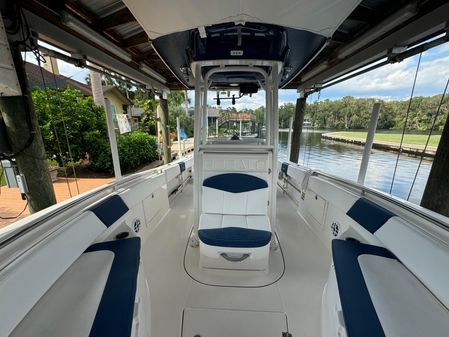 Robalo R242-CENTER-CONSOLE image