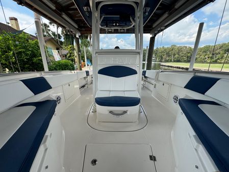 Robalo R242-CENTER-CONSOLE image