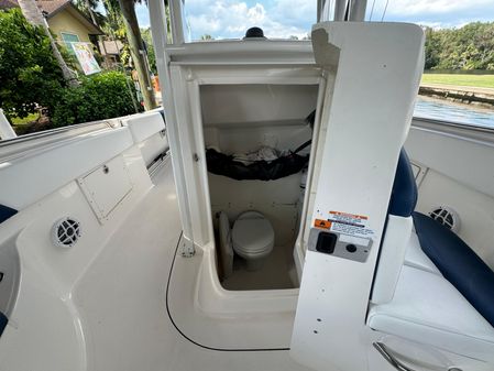 Robalo R242-CENTER-CONSOLE image