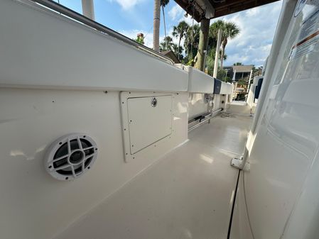 Robalo R242-CENTER-CONSOLE image