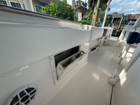 Robalo R242-CENTER-CONSOLE image