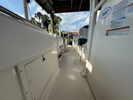 Robalo R242-CENTER-CONSOLE image