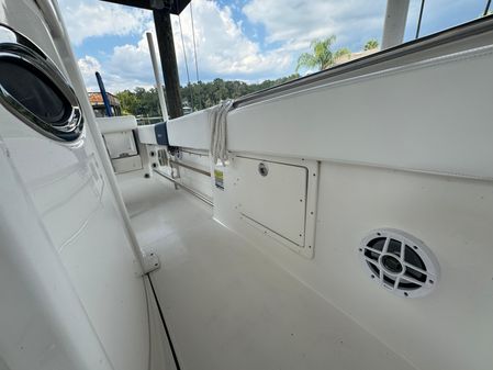 Robalo R242-CENTER-CONSOLE image