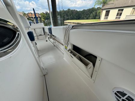 Robalo R242-CENTER-CONSOLE image