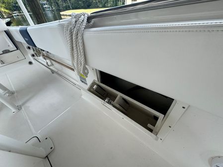 Robalo R242-CENTER-CONSOLE image