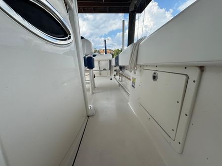 Robalo R242-CENTER-CONSOLE image