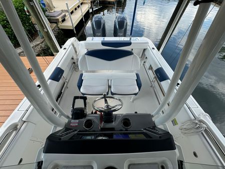 Robalo R242-CENTER-CONSOLE image