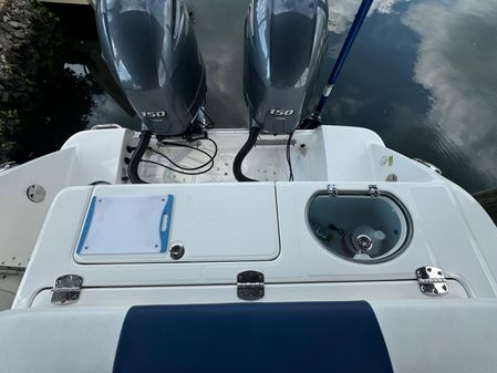 Robalo R242-CENTER-CONSOLE image