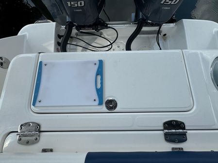 Robalo R242-CENTER-CONSOLE image