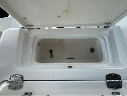 Robalo R242-CENTER-CONSOLE image