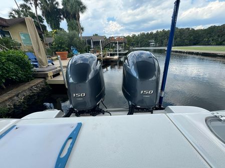 Robalo R242-CENTER-CONSOLE image