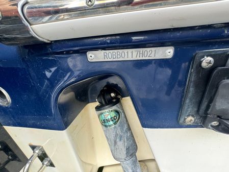 Robalo R242-CENTER-CONSOLE image