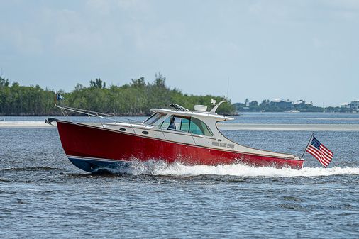 Hinckley Talaria 34 image