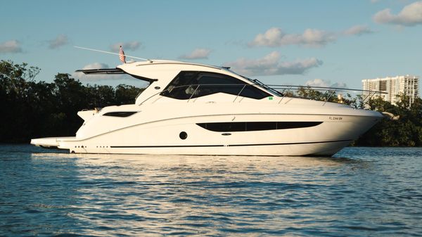 Sea Ray Sundancer 350 Coupe 