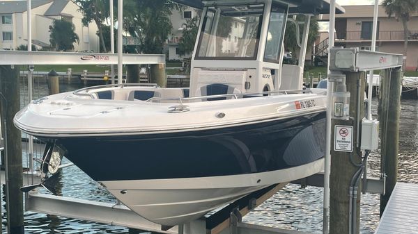 Robalo R272 Center Console