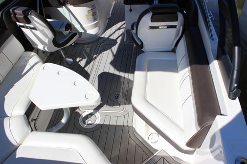 Sea Ray 250 SLX image