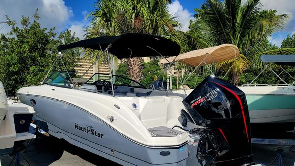 NauticStar 243DC