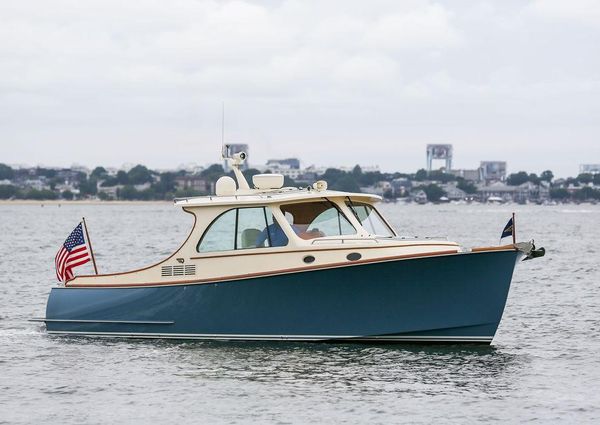 Hinckley Talaria 34 image