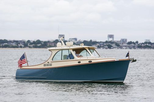 Hinckley Talaria 34 image