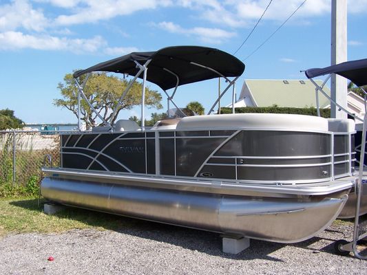 Sylvan Mirage 820 Cruise - main image