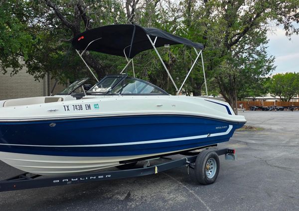 Bayliner VR4 Bowrider I/O image