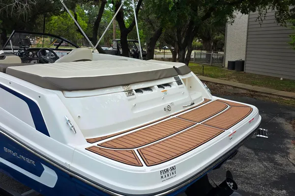 Bayliner VR4 Bowrider I/O image